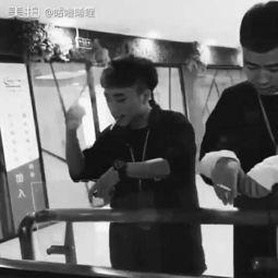 当耍帅模特遇上吃瓜群众,一场时尚与欢乐的碰撞